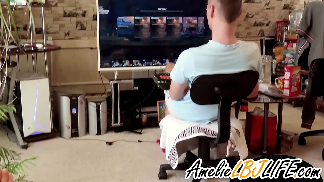 Garota se masturba com brinquedo sexual para o namorado brincar com jogos de computador