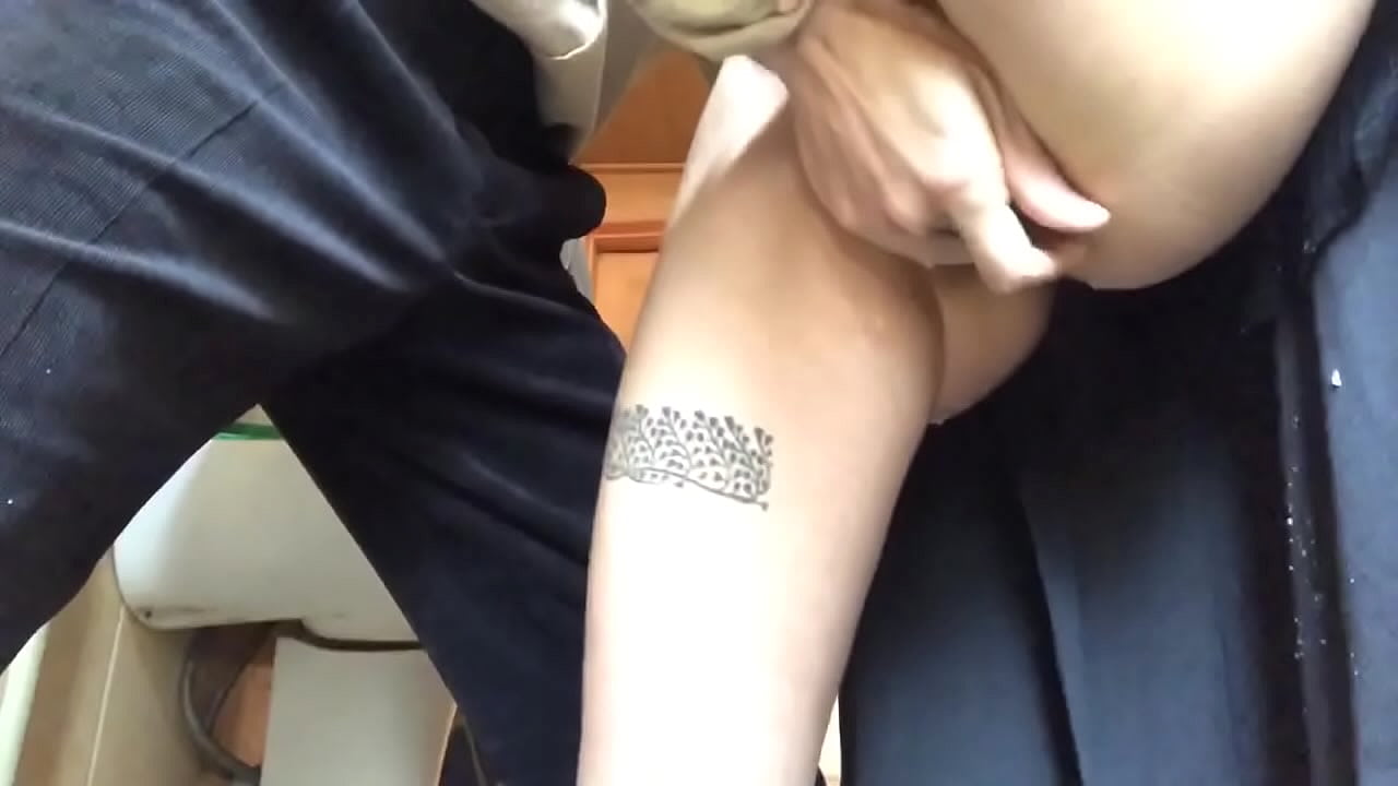 Esguichar no banheiro da escola, um verdadeiro orgasmo espumoso - meu professor deu o melhor de si