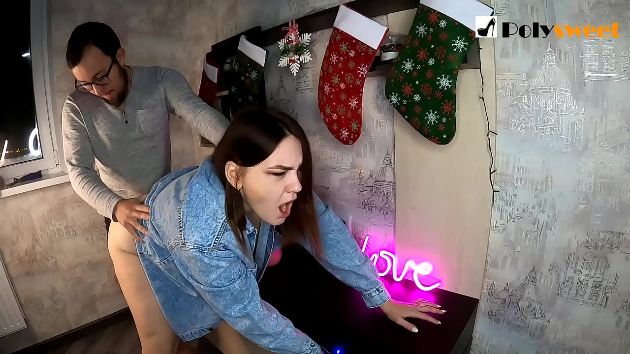 O cara gostava de foder uma garota bonita com um rabo de cavalo no cu com a boca e a pila