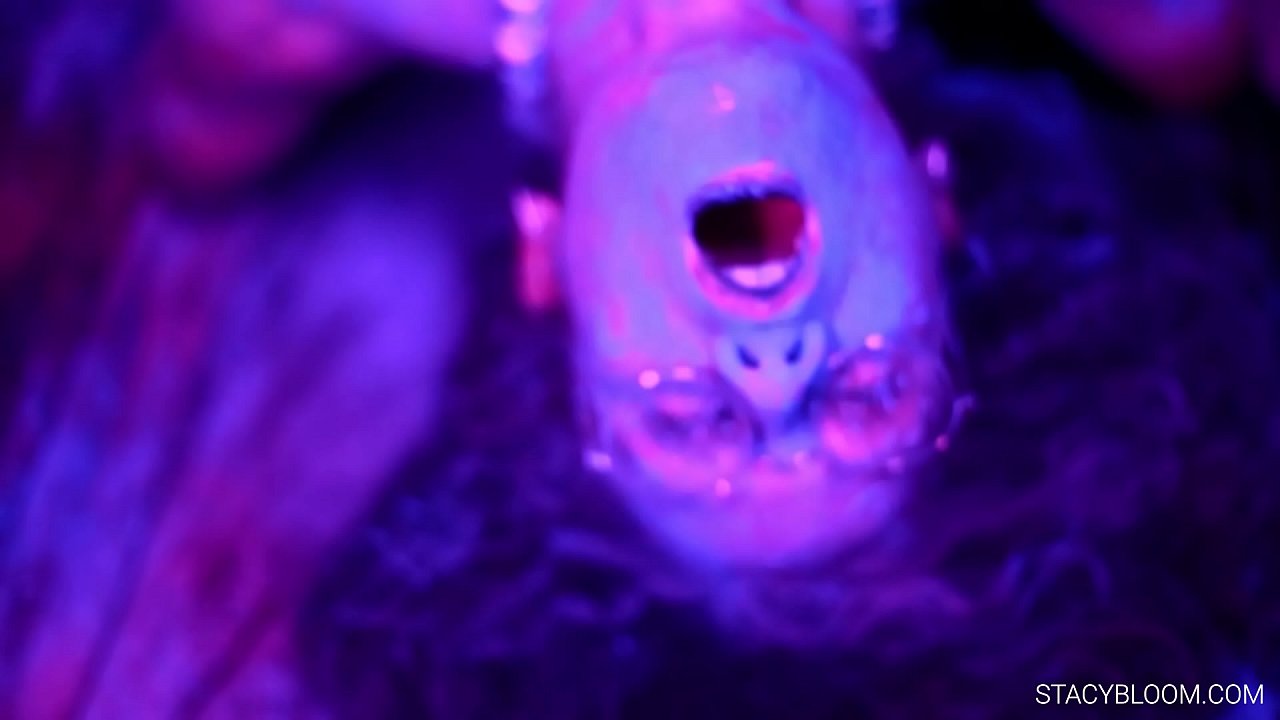 O bebê se masturba na câmera e se leva ao orgasmo.