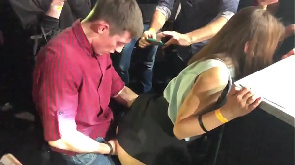 Sexo real em uma boate russa. Menina russa de 18 anos no ânus e vagina fodida em uma casa noturna